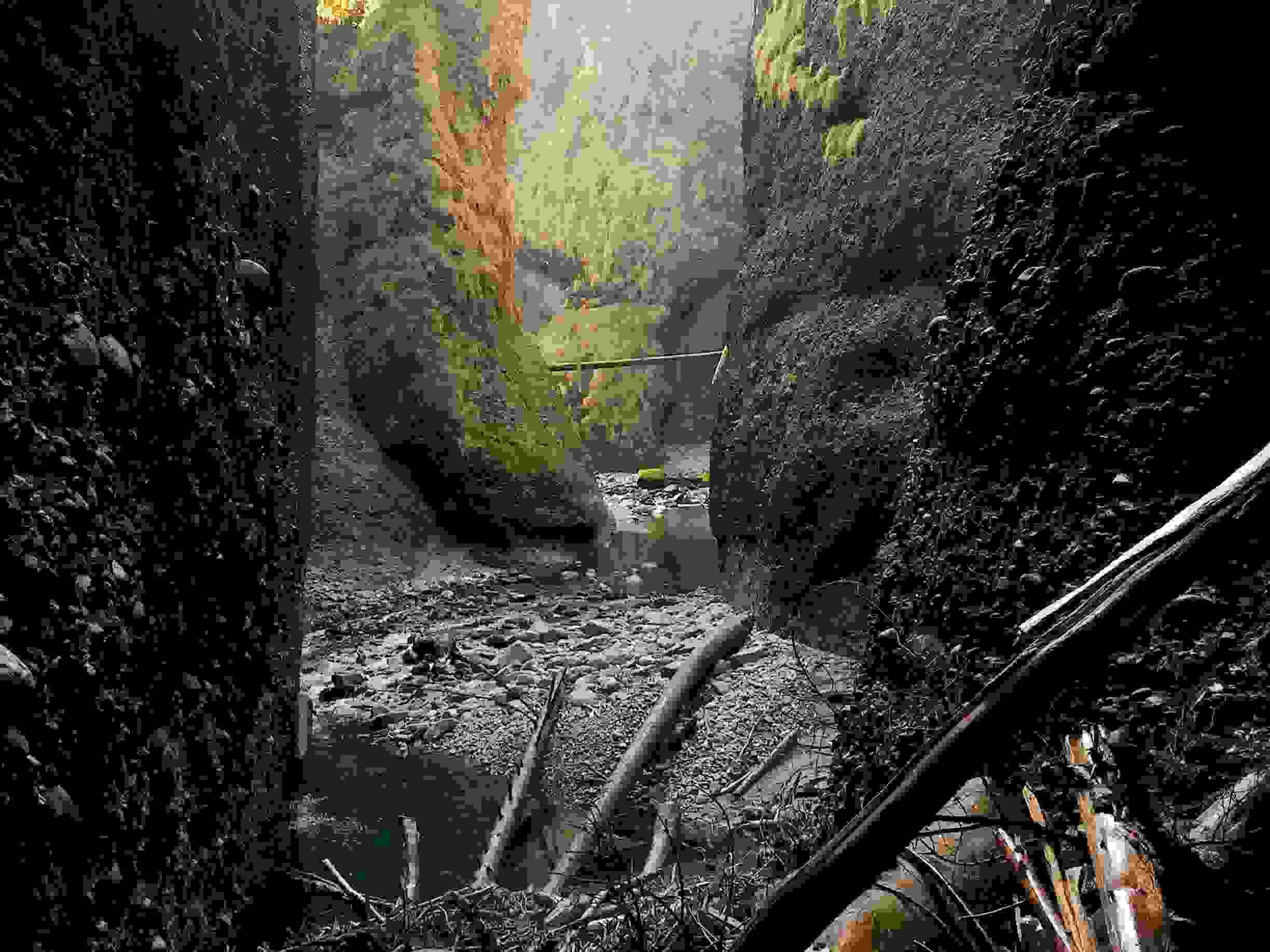 Vue de l’embâcle vers l’amont des gorges de l’Emme, en direction de Schangnau. À l’arrière-plan, on distingue une poutre d’un pont emporté par les flots, restée coincée en cet endroit, elle permet de visualiser le niveau des eaux lors de la crue.