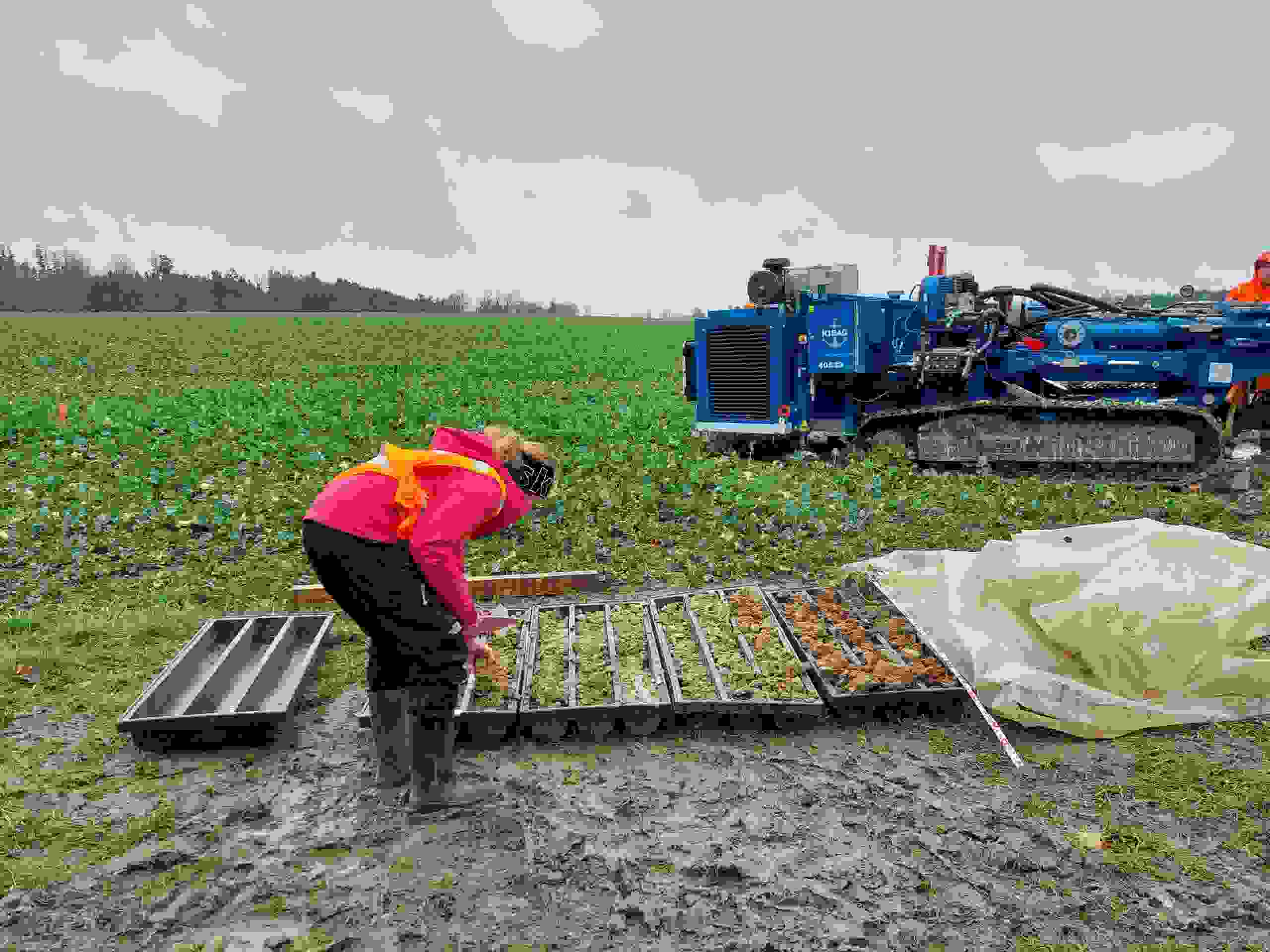 La géologue de GEOTEST examine les carottes extraites.
