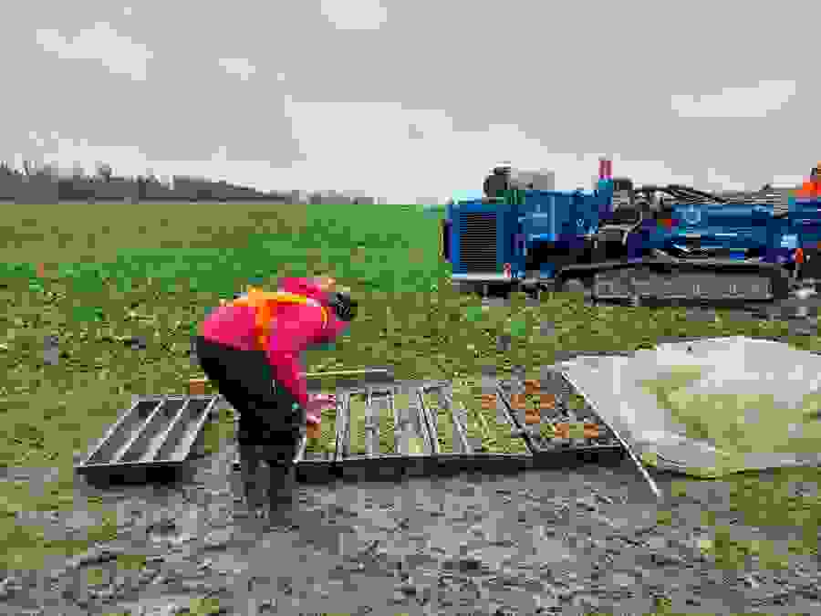 La géologue de GEOTEST examine les carottes extraites.
