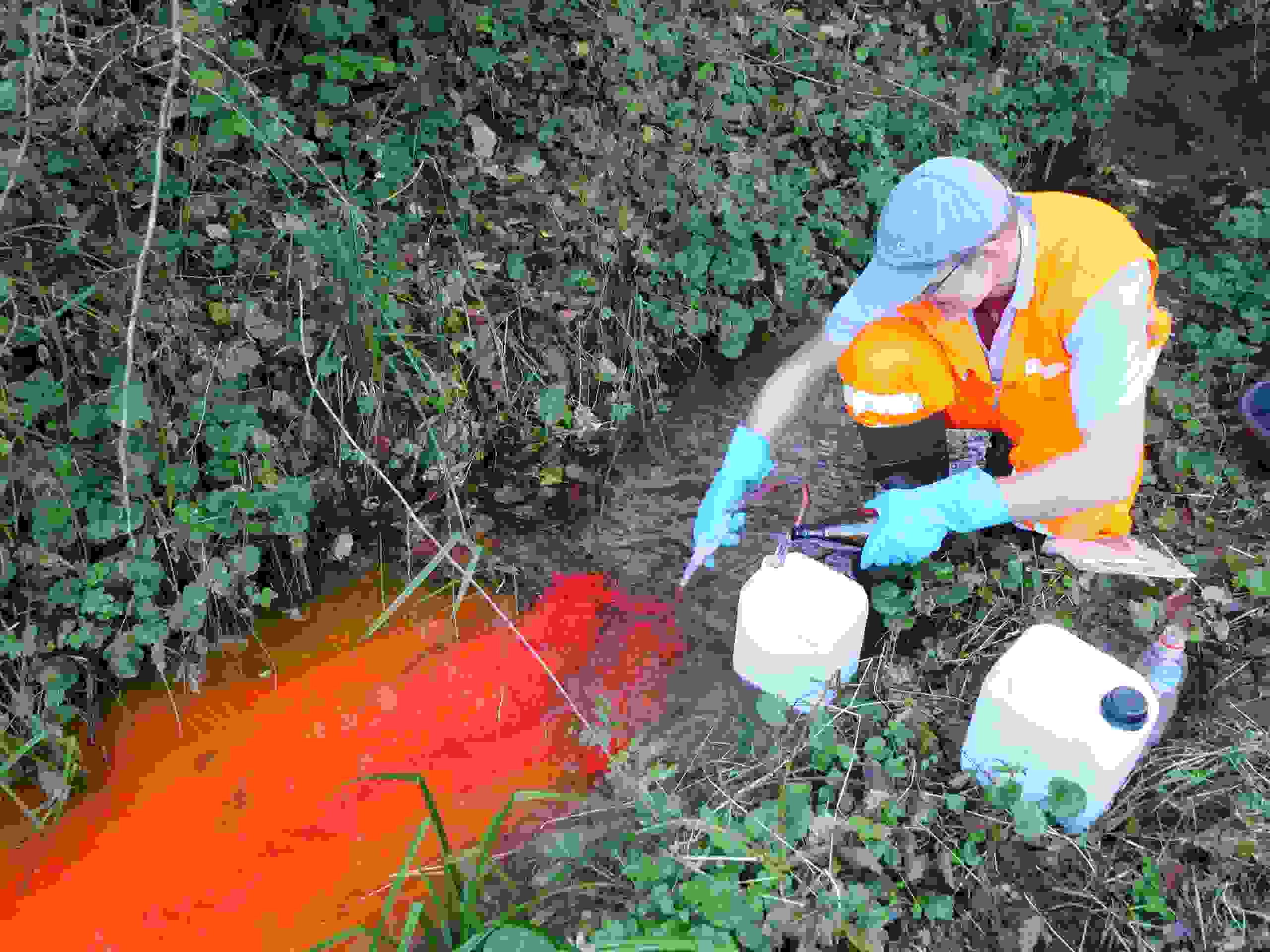 Dilution du traceur dans le cours supérieur du ruisseau de Lourtens.
Markierstoffeingabe des lichtstabilen Markierstoffs nahe der Quelle des Lurtigenbachs.