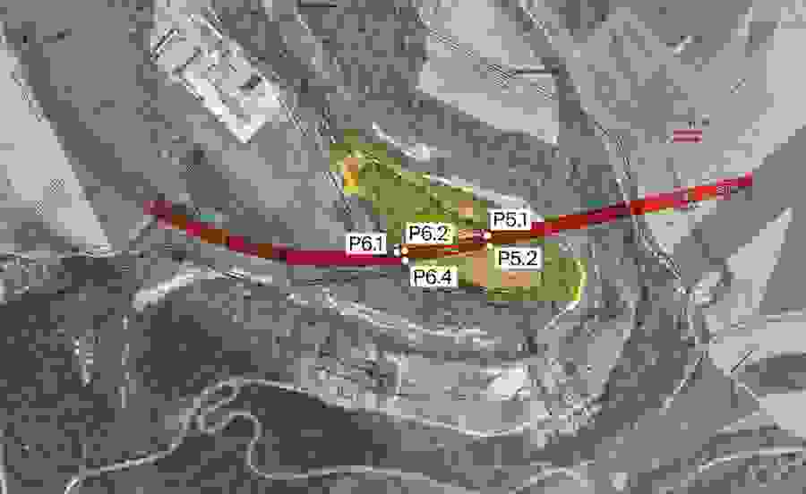 The planned connecting road (red) runs directly over the landfill mass (yellow). Pillars P5 and P6 are located entirely or partially within the contaminated site.