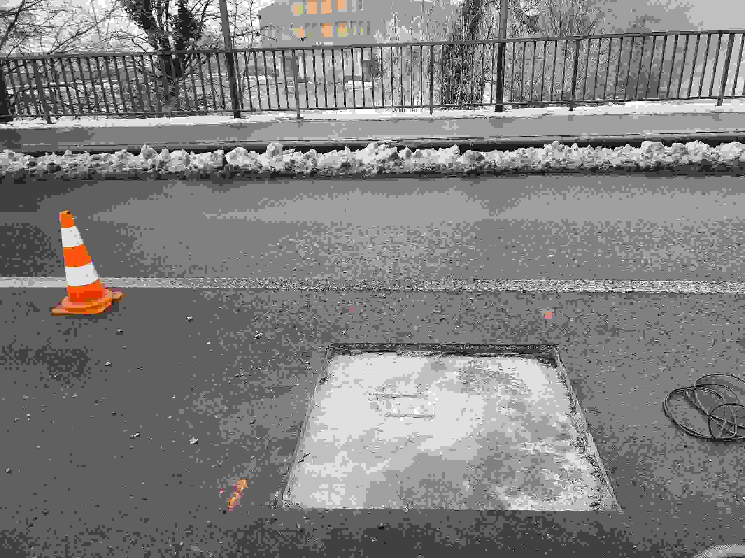 In einer zweiten Untersuchungsphase wurden
Belagsfenster erstellt. Diese wurden gezielt anhand der 
Impuls-Radar-Kartierung an repräsentativen 
Stellen sowie in auffälligen Bereichen ausgeführt.
