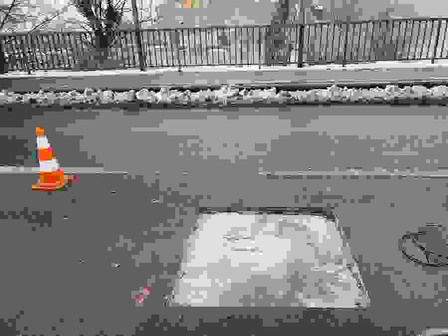 In einer zweiten Untersuchungsphase wurden
Belagsfenster erstellt. Diese wurden gezielt anhand der 
Impuls-Radar-Kartierung an repräsentativen 
Stellen sowie in auffälligen Bereichen ausgeführt.
