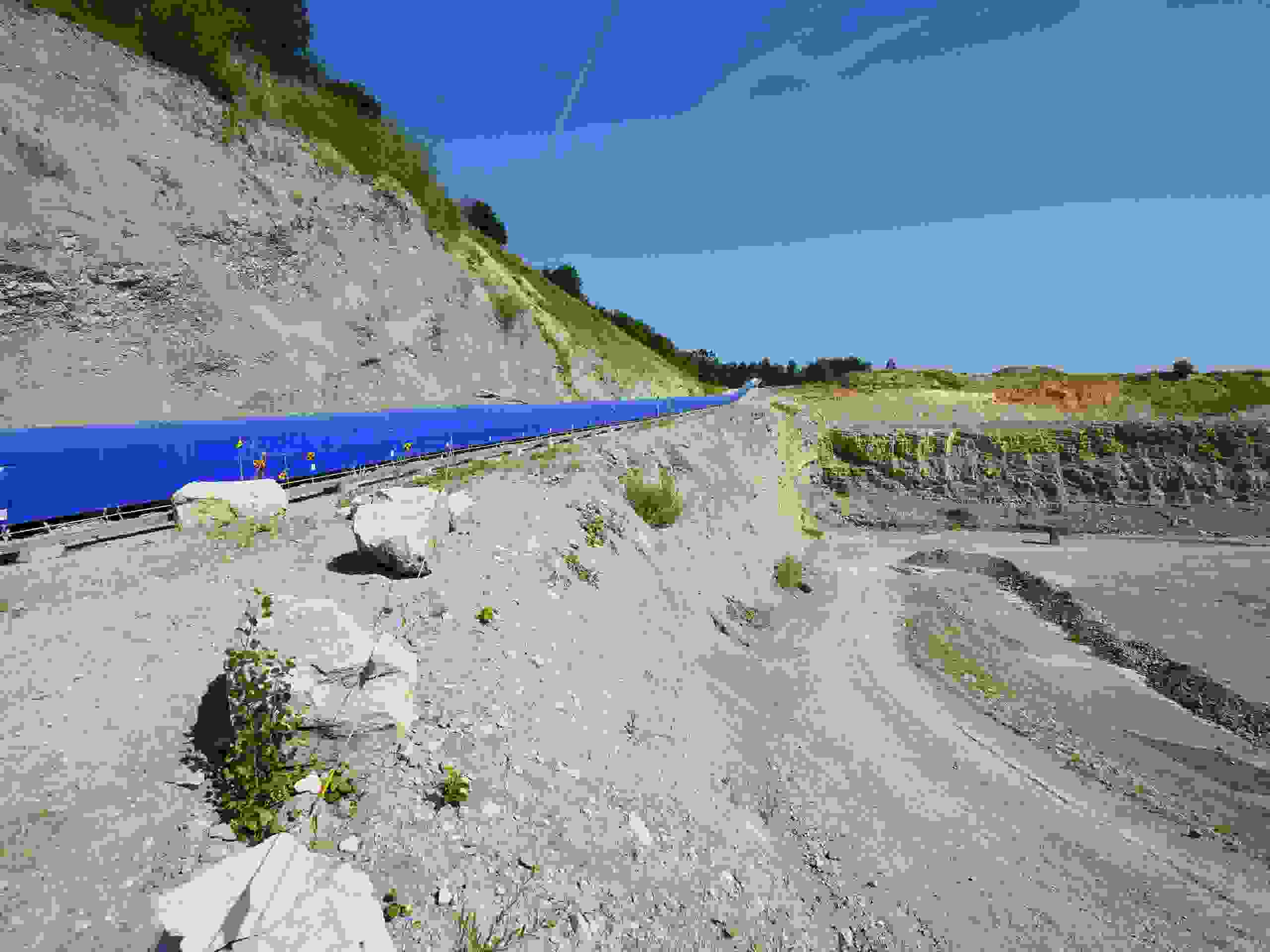 L’acheminement du remblai s’effectue au moyen du raccordement existant au réseau ferroviaire. Il est ensuite transporté du point de déchargement à la carrière sur des convoyeurs à bande.