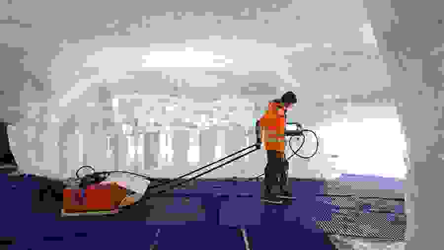 In the ‘Glacier Palace’, GEOTEST employees work with a manually operated radar device.