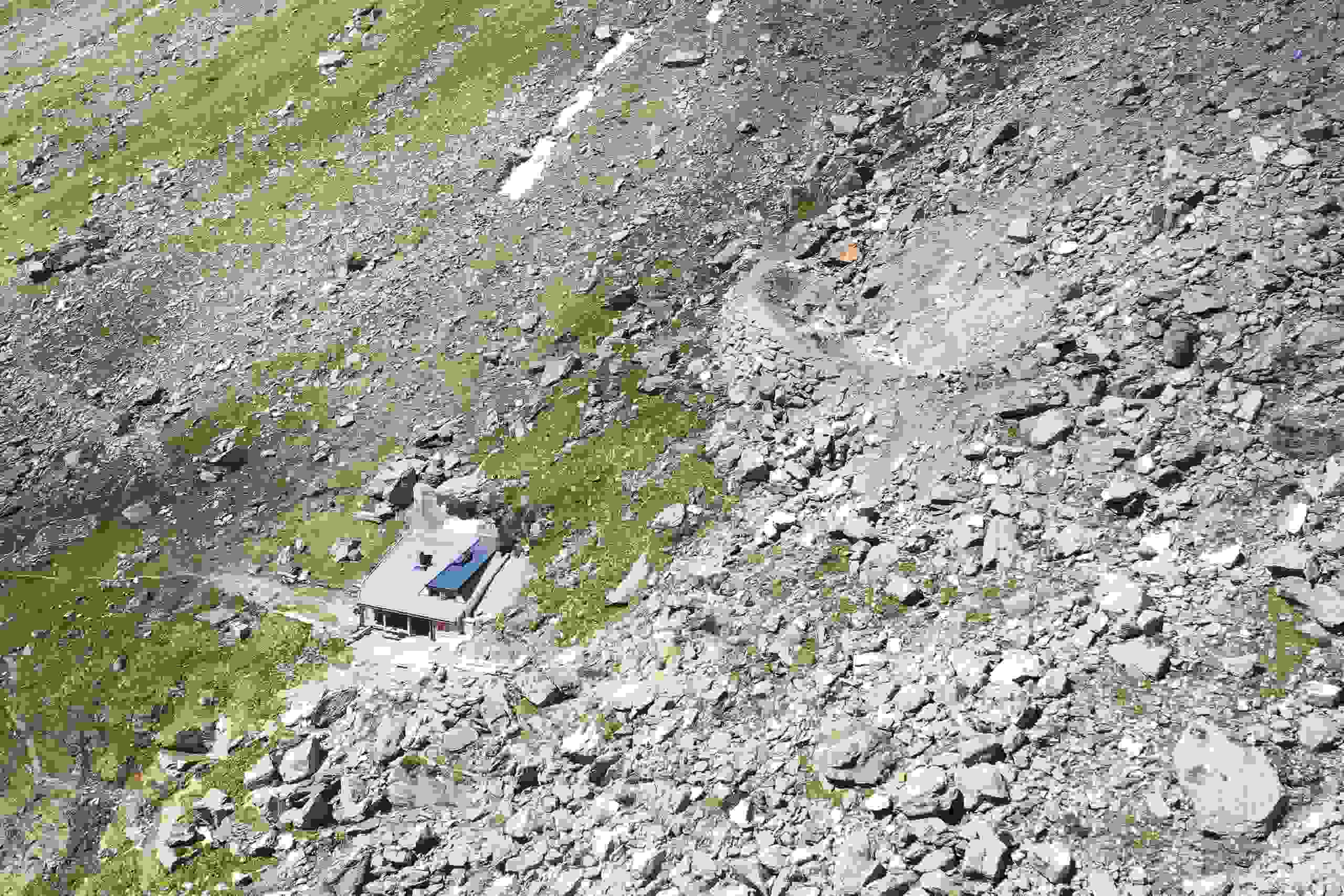 Der geleerte, langfristig wirksame Schutzdamm oberhalb der Länta-Hütte.