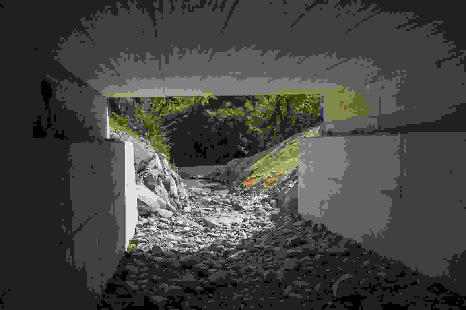 Dank der Tieferlegung des Bachbetts steht bei Hochwasser mehr Abflussquerschnitt unter den Brücken zur Verfügung, wodurch die Gefahr von Verklausungen reduziert wird. 