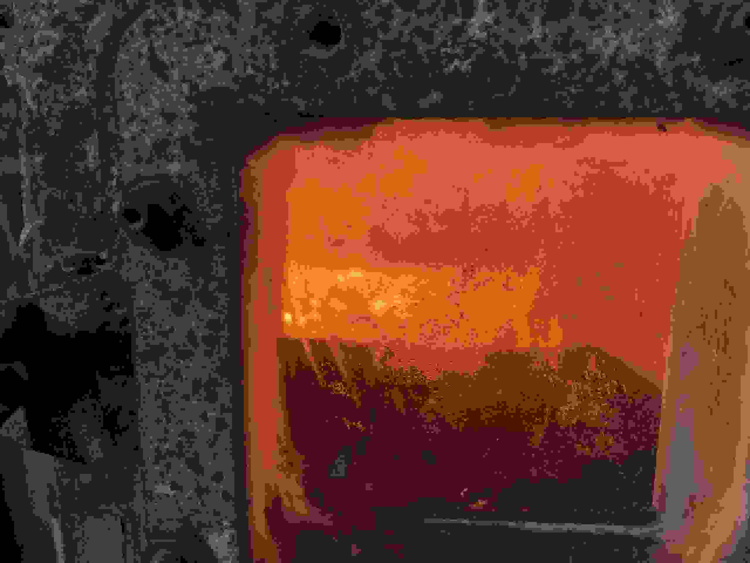 Le matériau dans le four atteint des températures pouvant aller jusqu'à 1450 °C.