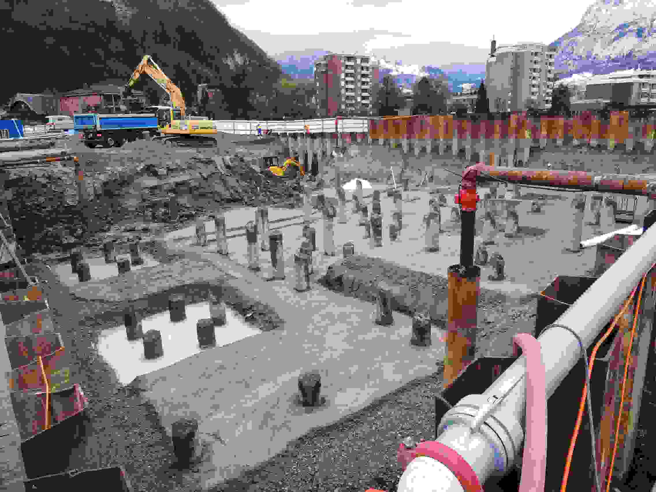 Travaux de terrassement par étapes sécurisés par un rideau de palplanches, décompression d’une nappe phréatique sous pression.