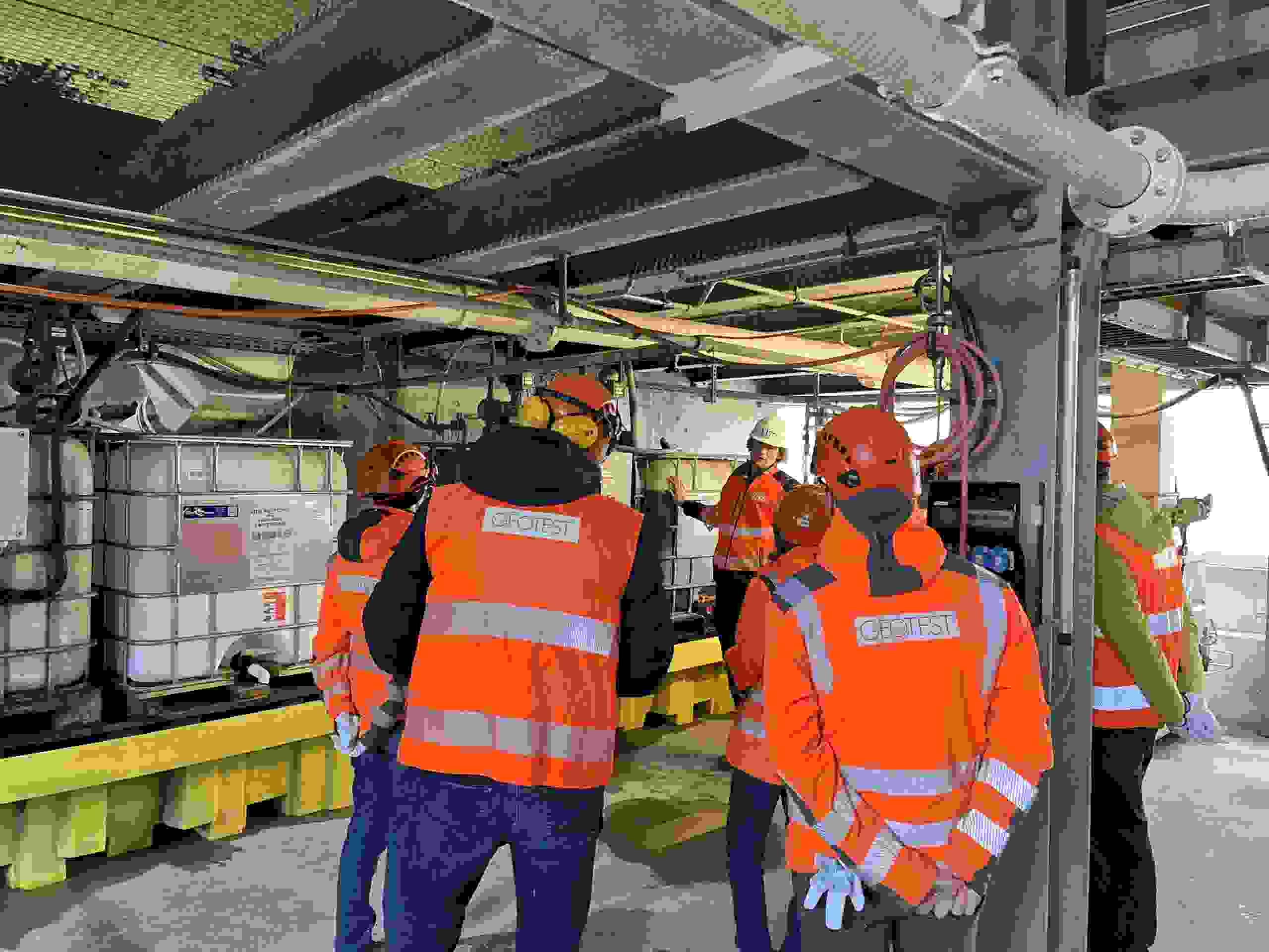 Les collaborateurs de GEOTEST visitent l'installation de lavage des sols. 