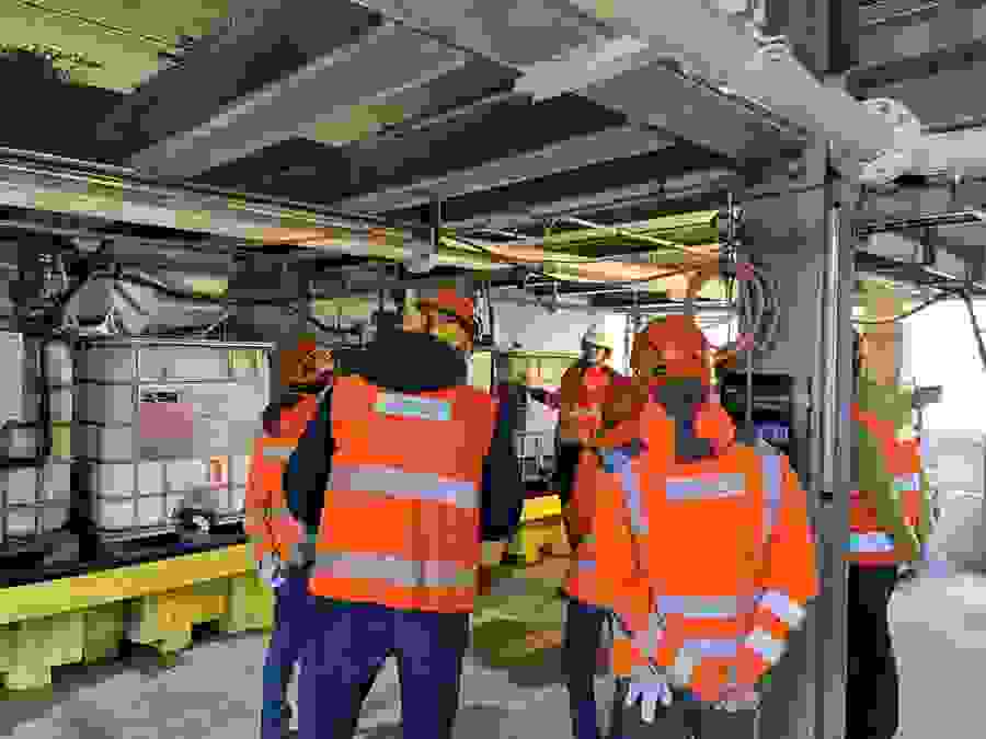 Les collaborateurs de GEOTEST visitent l'installation de lavage des sols. 