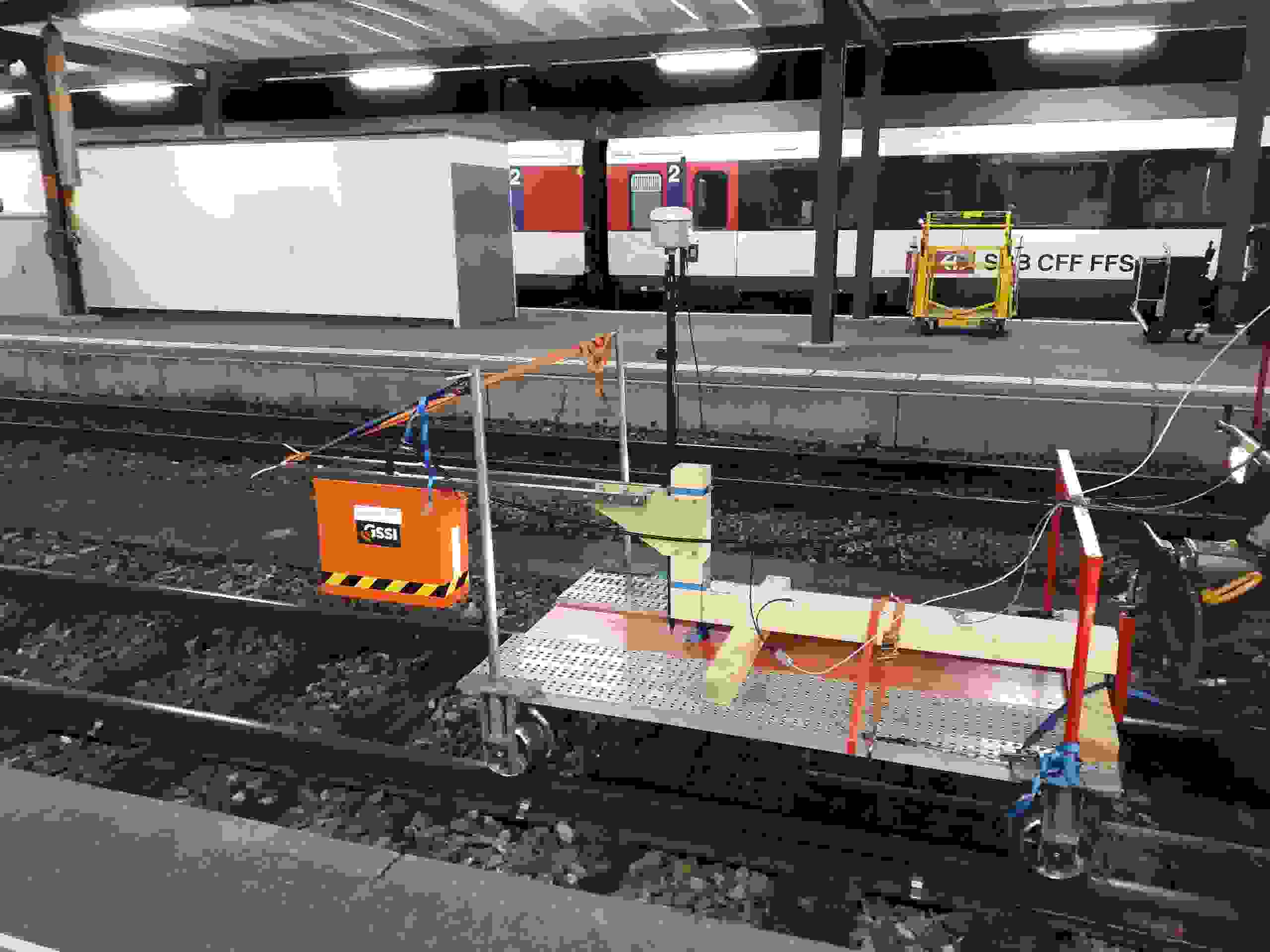 Messwagen mit Georadar-Antenne (orange) und eingebautem Distanzzähler in der Hinterachse. Der Messwagen wurde von Hand entlang der beiden Fahrbahnen im Tunnel gestossen.