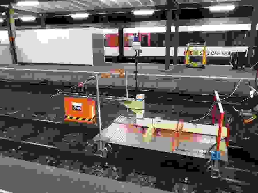 Messwagen mit Georadar-Antenne (orange) und eingebautem Distanzzähler in der Hinterachse. Der Messwagen wurde von Hand entlang der beiden Fahrbahnen im Tunnel gestossen.