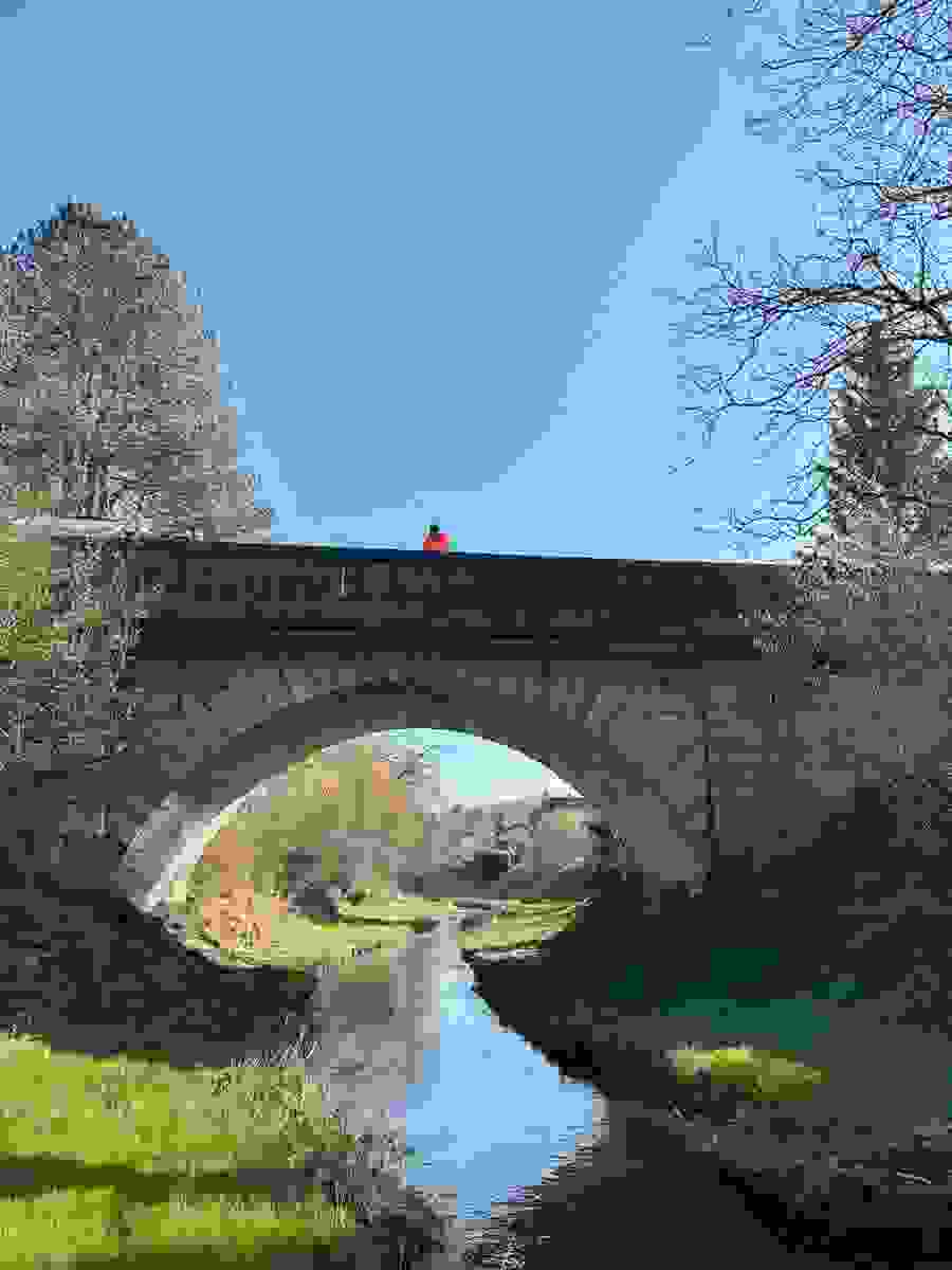 Von der Seite ist die ursprüngliche Brücke aus Naturstein zu sehen. 