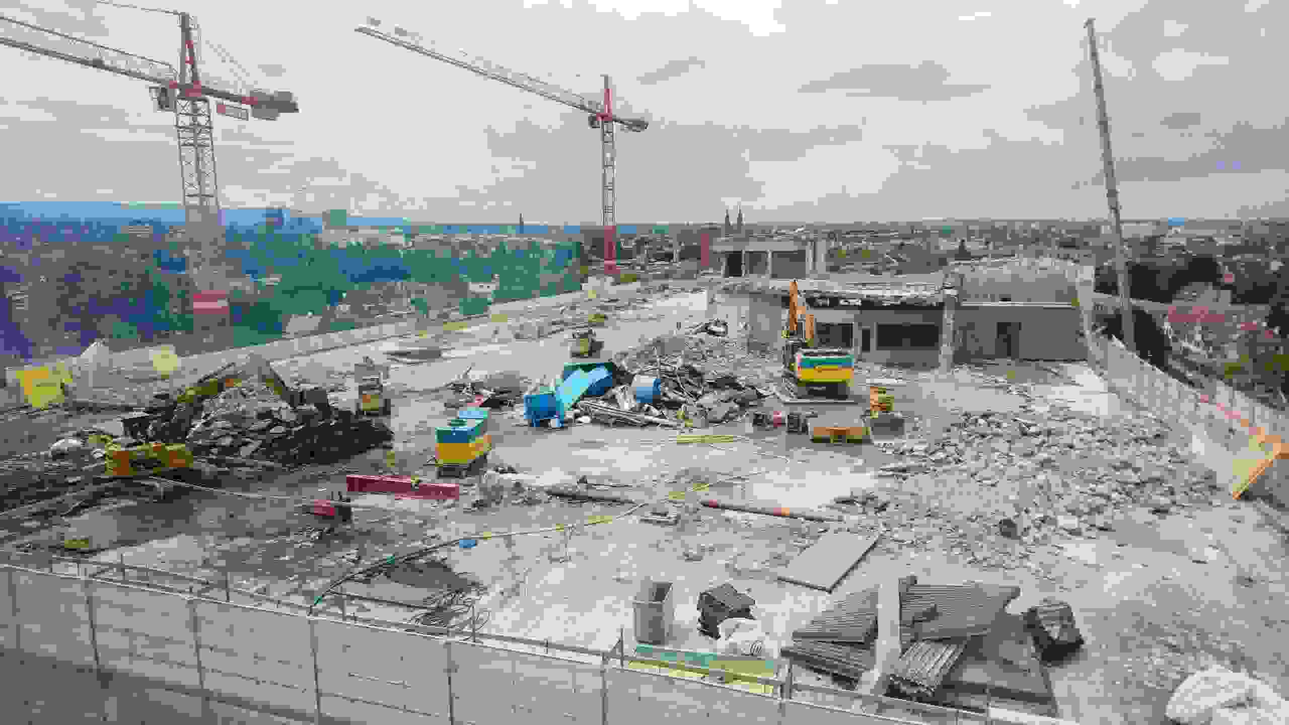 Blick von Bau 95 auf den Rückbau des Gebäudes Nr. 74.