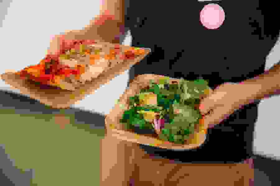 Pizza fraîche et salade sont servies à midi.  