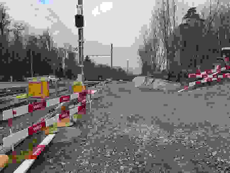 La piste de chantier le long des voies est prête. 