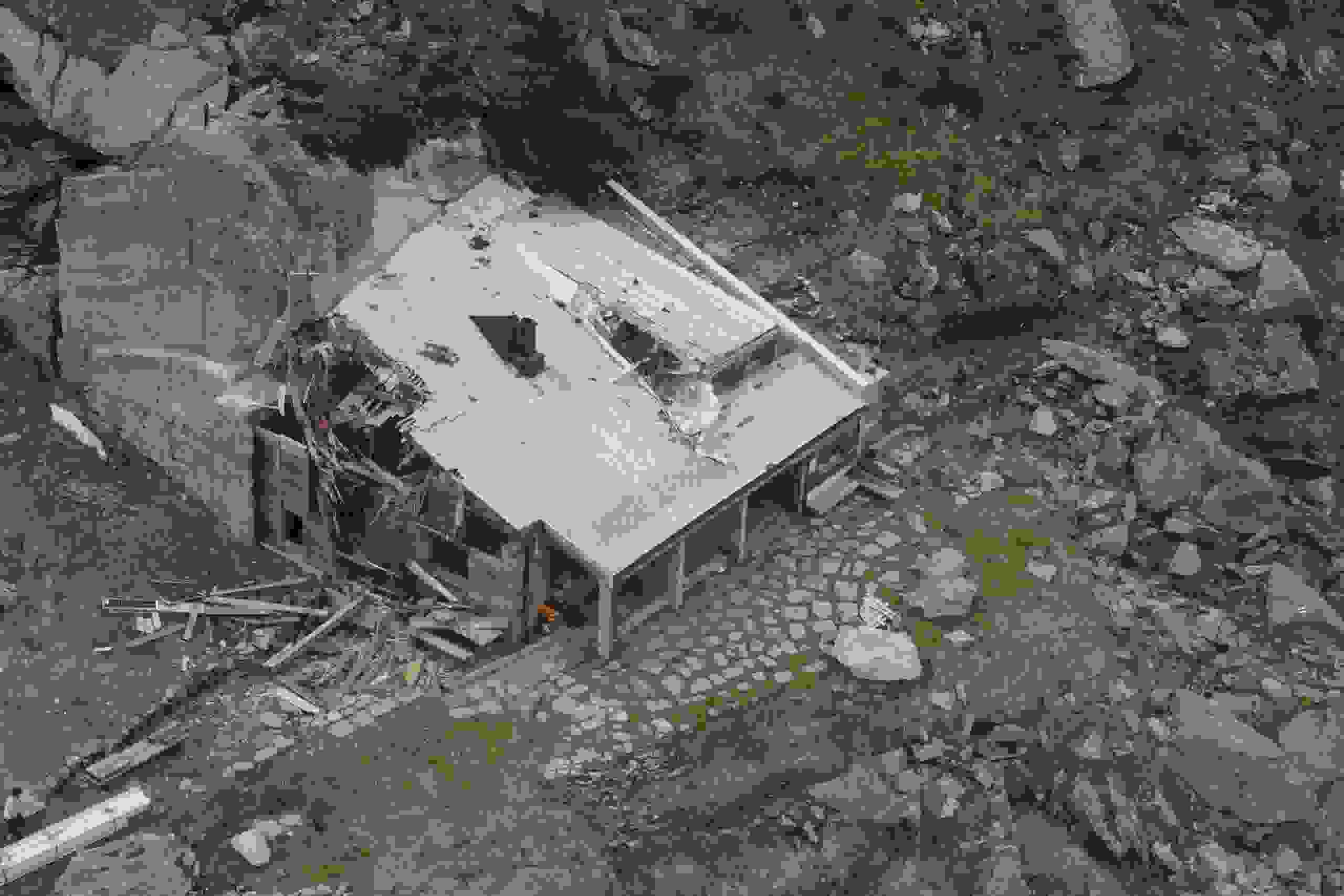 Die beschädigte Länta-Hütte nach den initialen Blockschlägen vom Juni 2019.