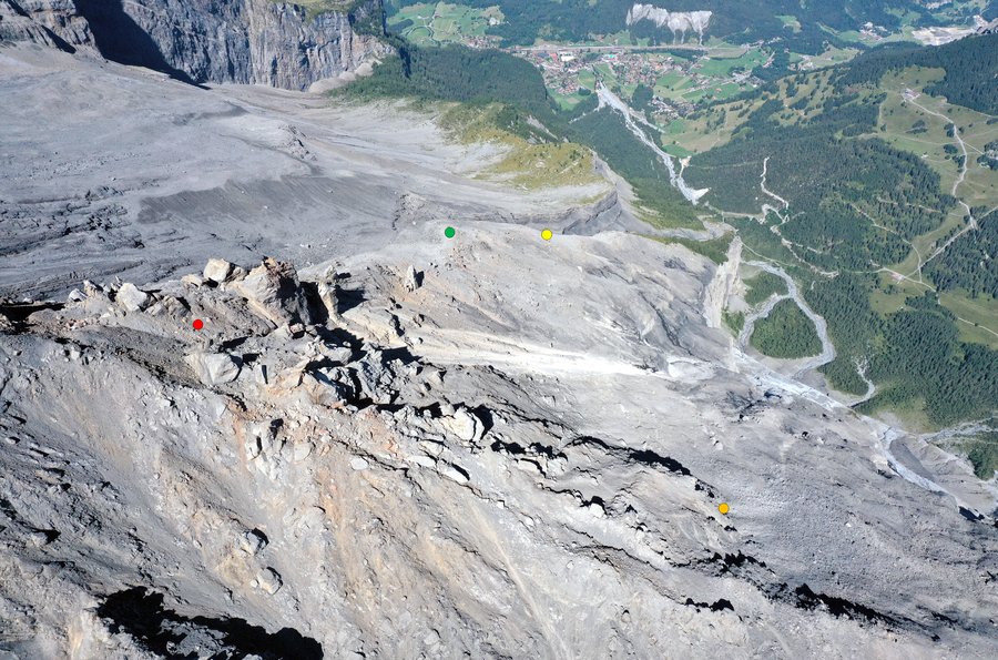 Luftbild vom Aufnahmestandort der obigen Animation, mit Blick auf die Rutschung, den unterliegenden Oeschibach sowie das Dorf Kandersteg. Oben links im Foto ist die Gleitfläche des Fisistockbergsturzes sichtbar.