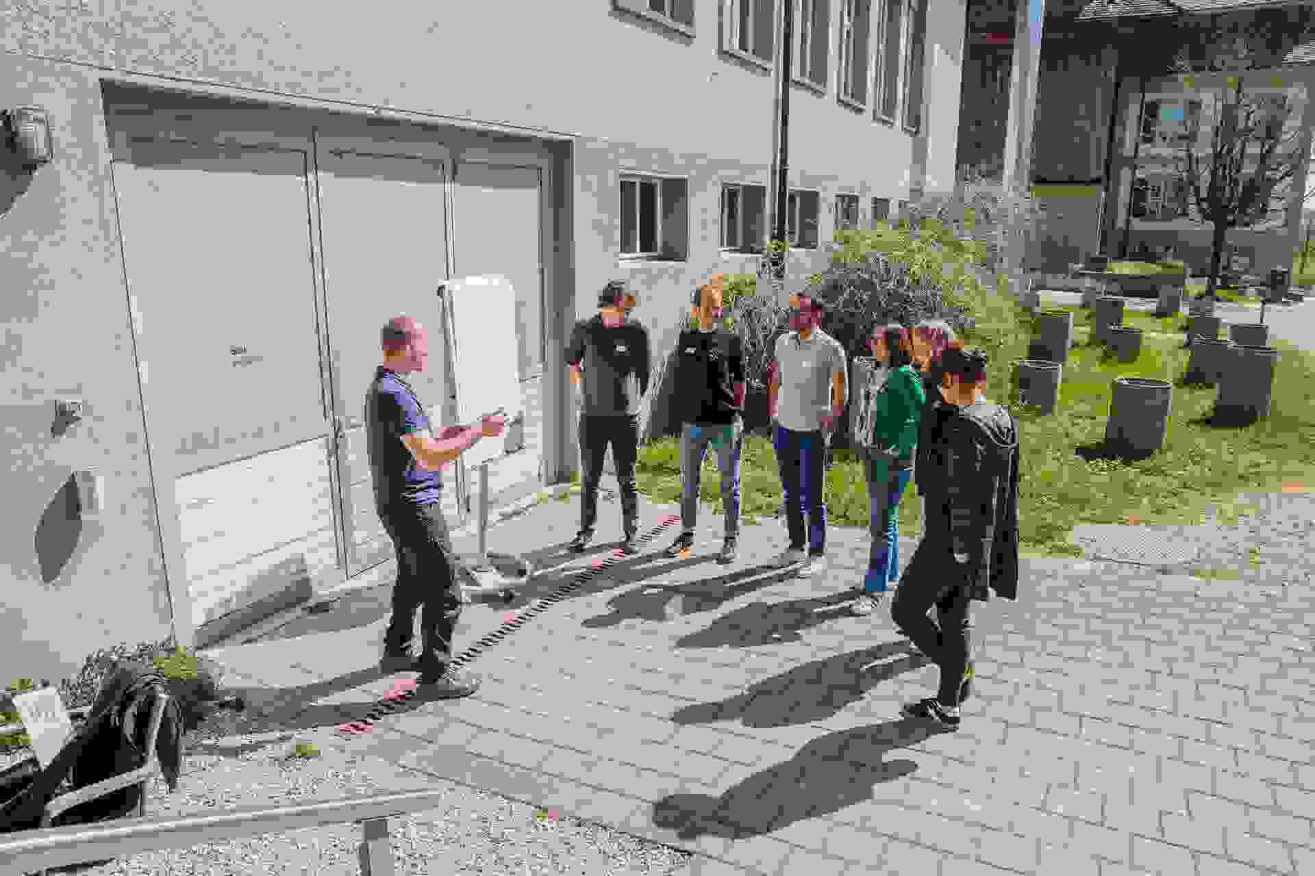 7 Spezialistinnen und Spezialisten teilen an diesem Tag ihre Fachkenntnisse und Erfahrungen aus dem Berufsalltag. 