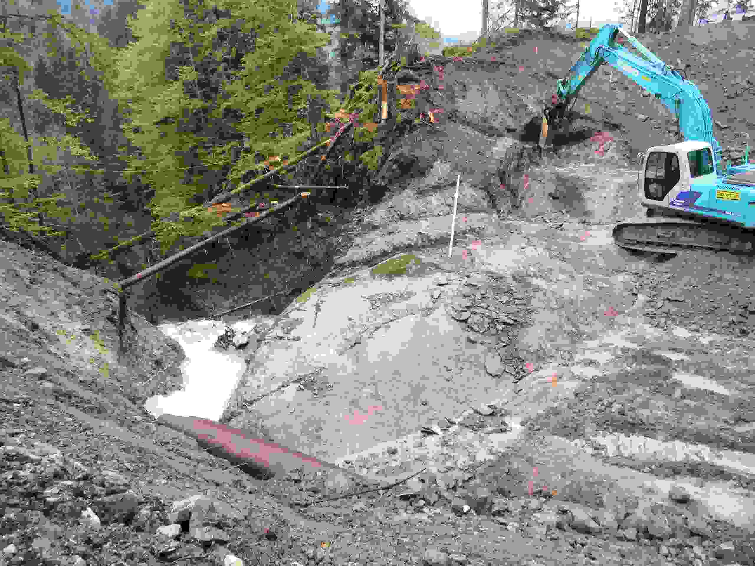 Une fois l’excavation effectuée, le conglomérat compact a été enlevé au marteau-piqueur et par minage…