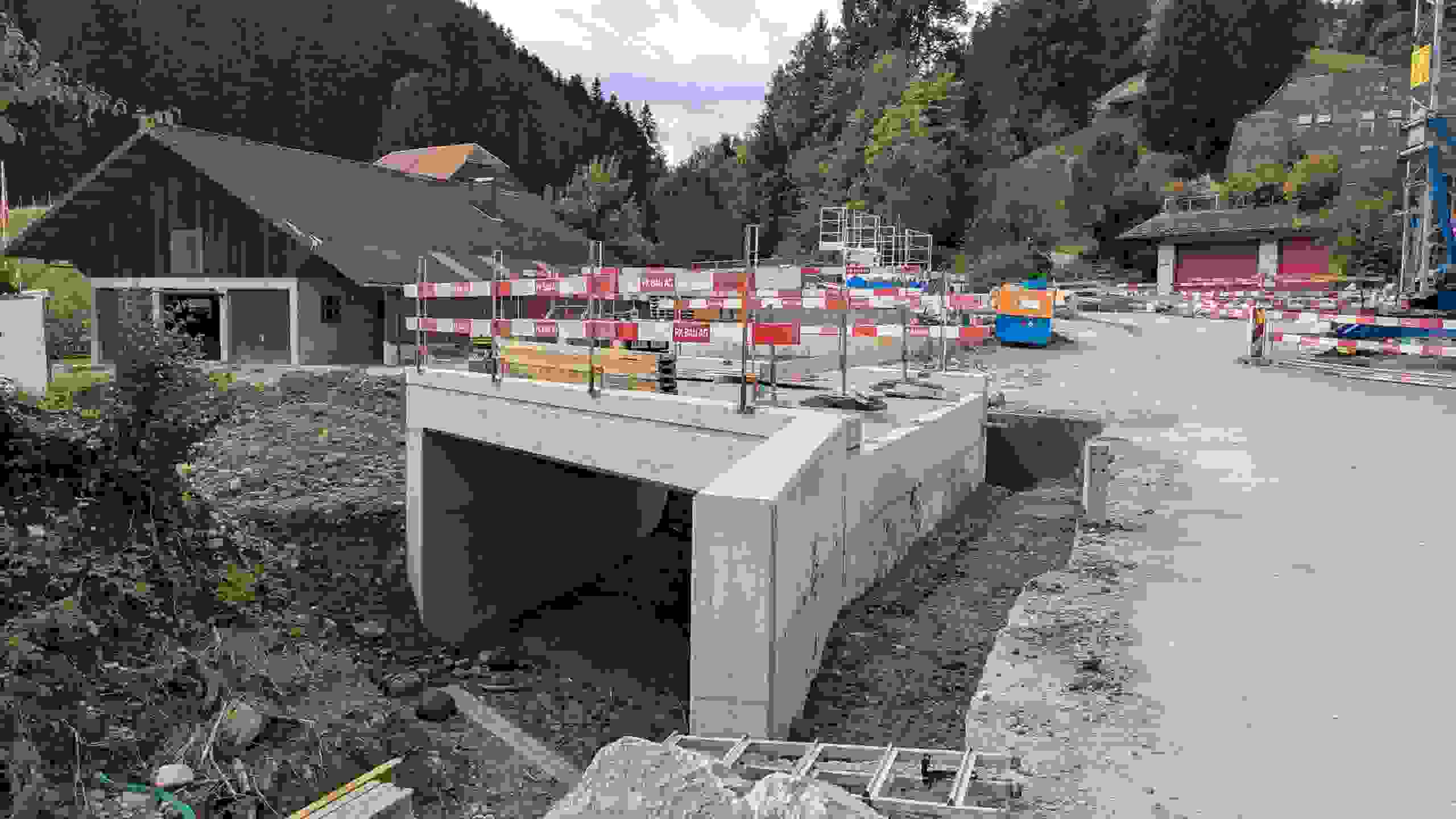 Die neue Brücke, über die auch der Wanderweg führt, während der letzten Hinterfüllungsarbeiten. 