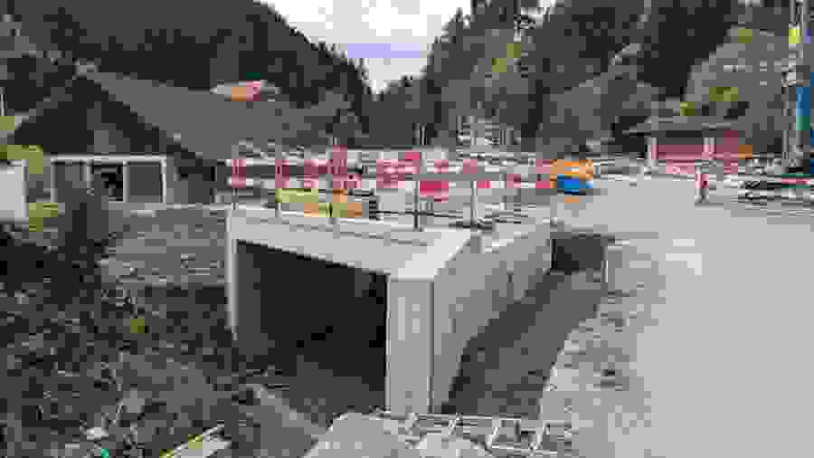 Le nouveau pont, sur lequel passe également le sentier de randonnée, pendant les derniers travaux de remblayage. 