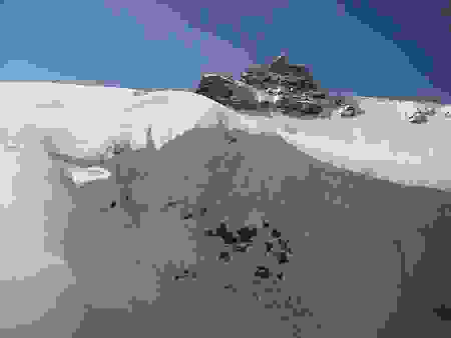 Jungfraujoch mit Sphinxgebäude und Hängegletscher der Nordflanke.