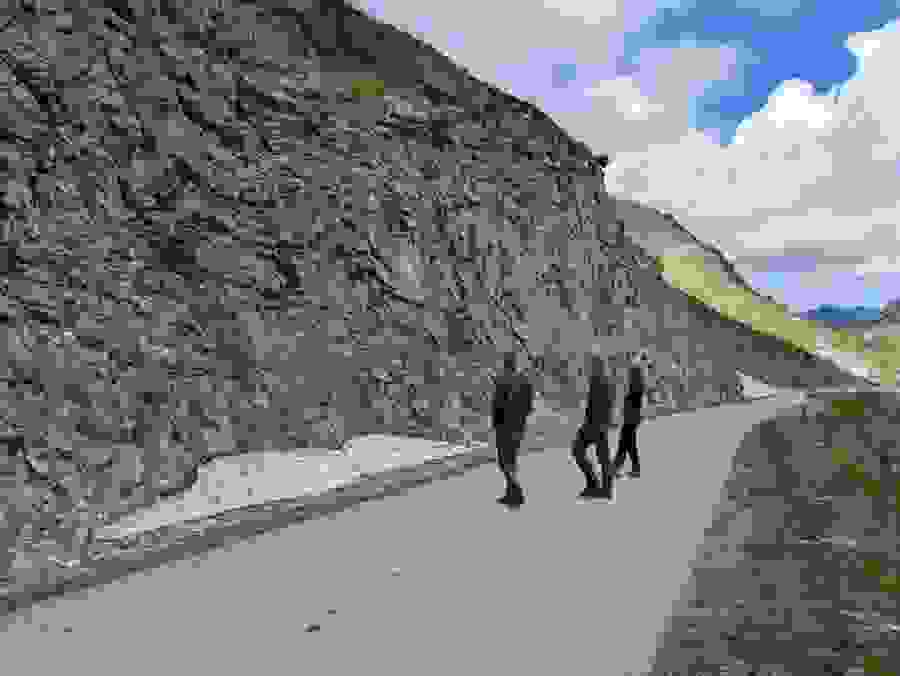 Im Verlauf des Tages boten sich der Gruppe mehrfach eindrucksvolle Einblicke in geologische Aufschlüsse. 