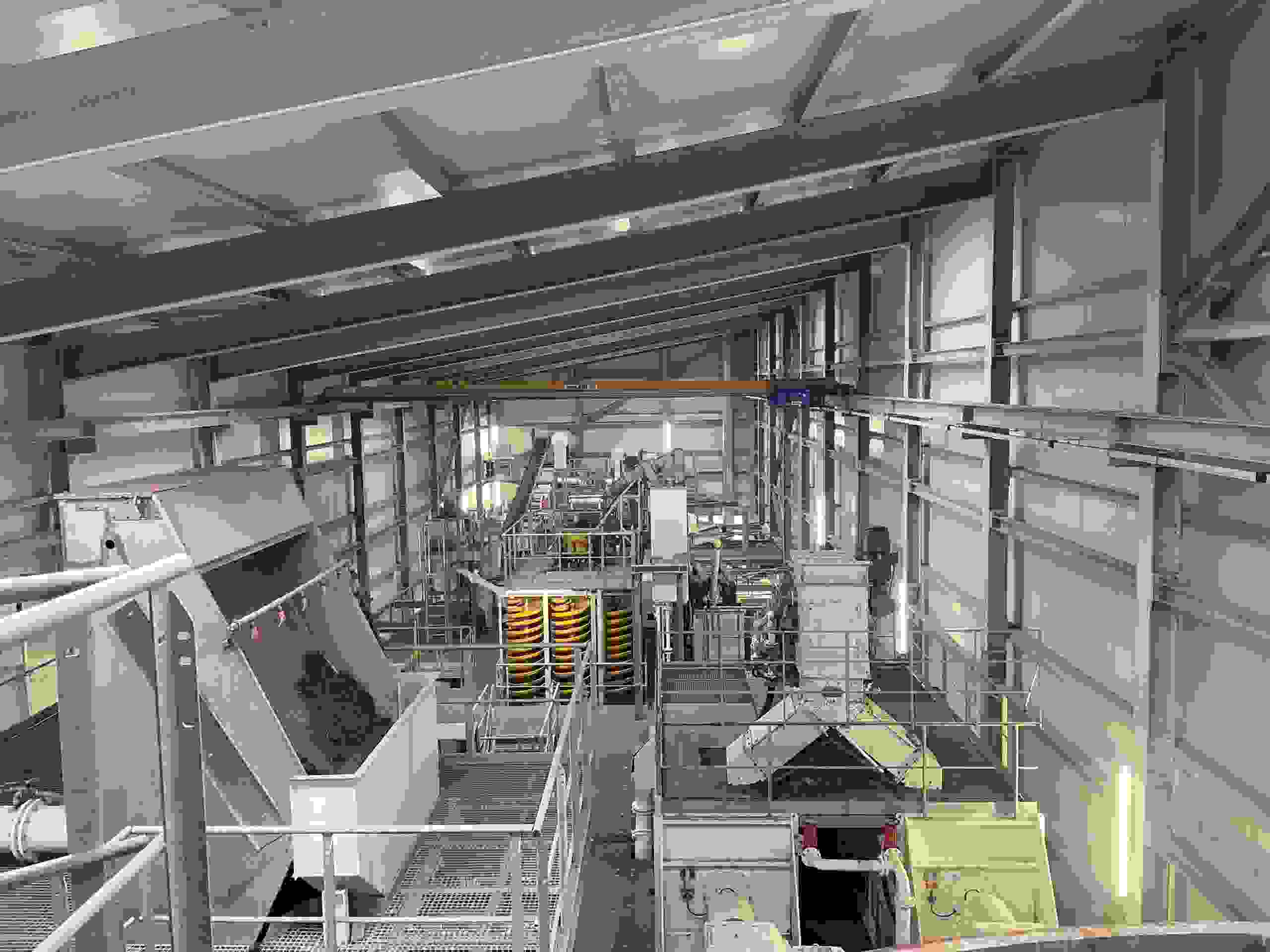 Dans cette halle, les matériaux pollués passent par 8 techniques de traitement au maximum. 