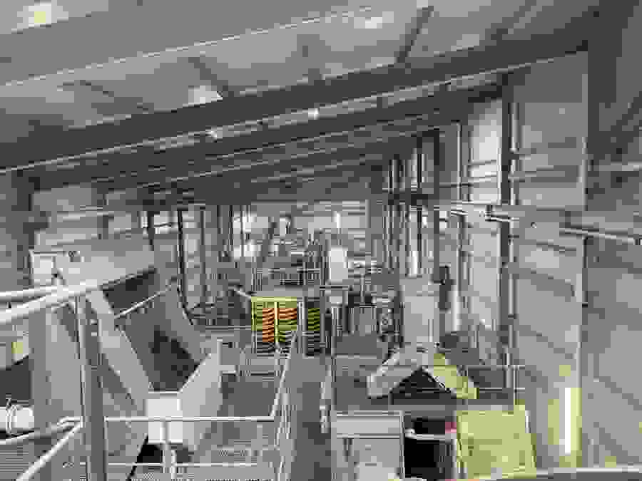Dans cette halle, les matériaux pollués passent par 8 techniques de traitement au maximum. 