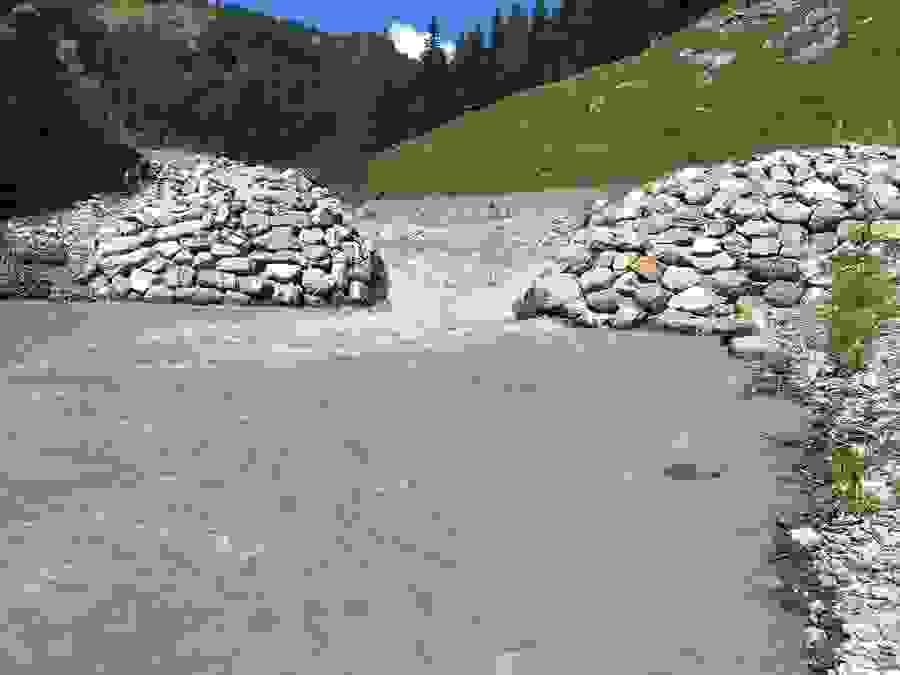 L'eau qui s'écoule du lac glaciaire de Faverges présente une forte turbidité.