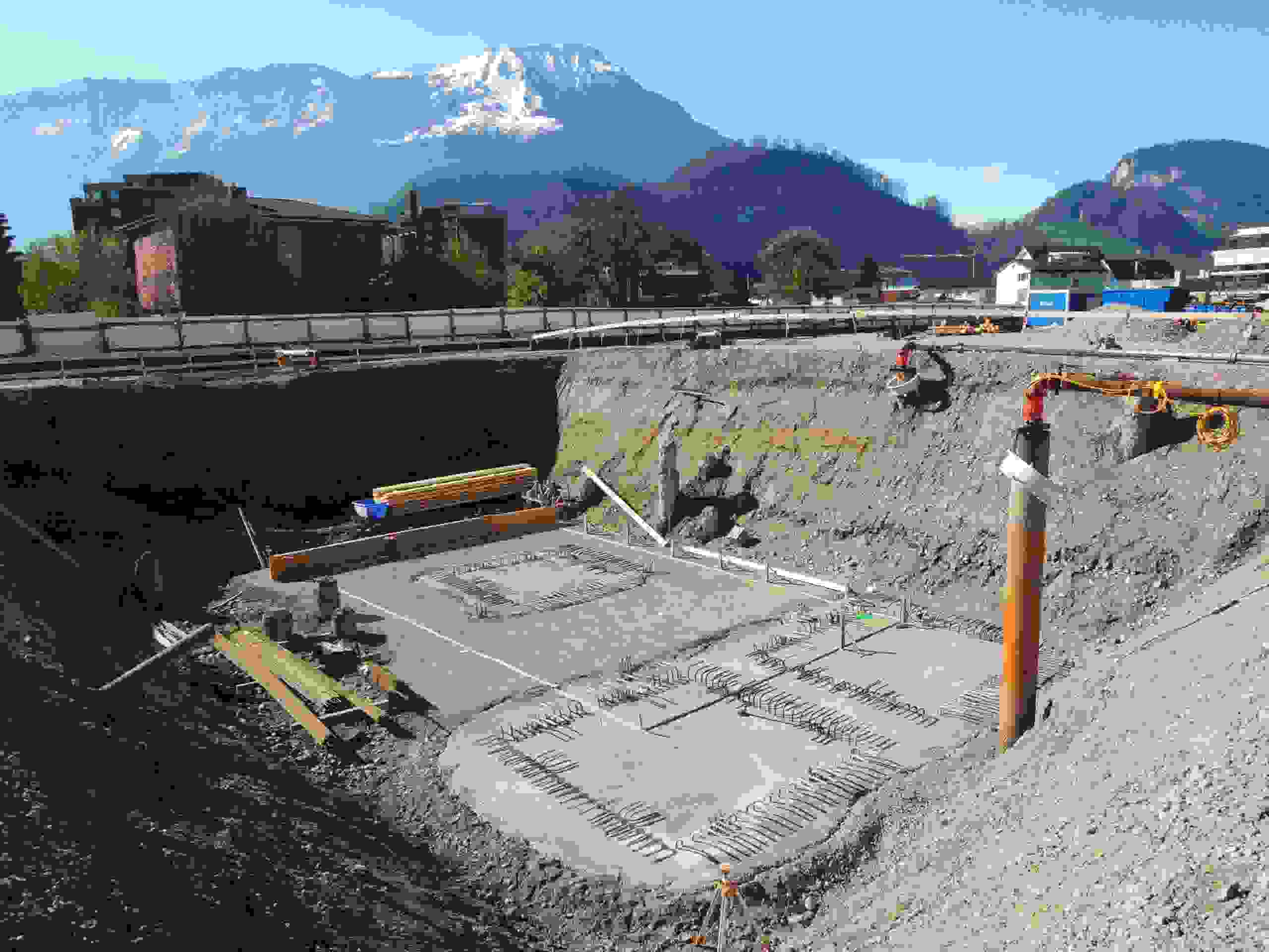 Excavation stage in gravelly construction ground with a lowered  groundwater level.