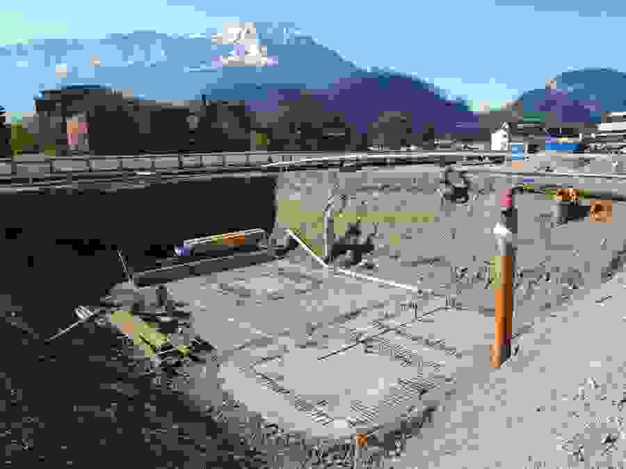 Excavation stage in gravelly construction ground with a lowered  groundwater level.