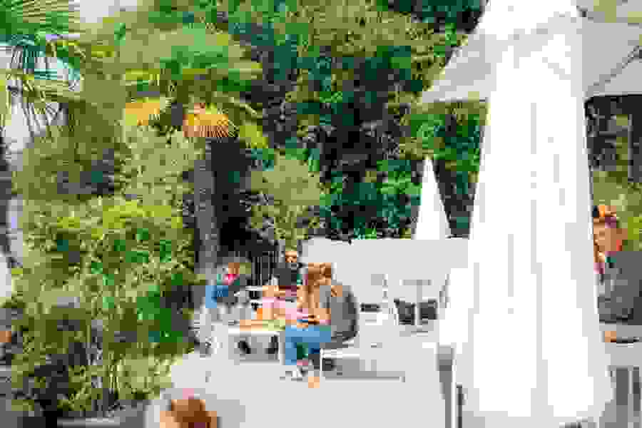 Un repas convivial au Lido. 