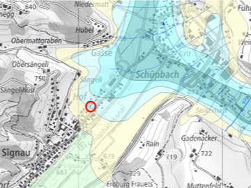 Ausschnitt aus der Grundwasserkarte. Legende: weisse Flächen = ausserhalb Grundwasservorkommen, grüne Flächen = ohne Zuordnung, gelbe Flächen = Randgebiet, blaue Flächen = Grundwassergebiet, roter Kreis = Projektparzelle.