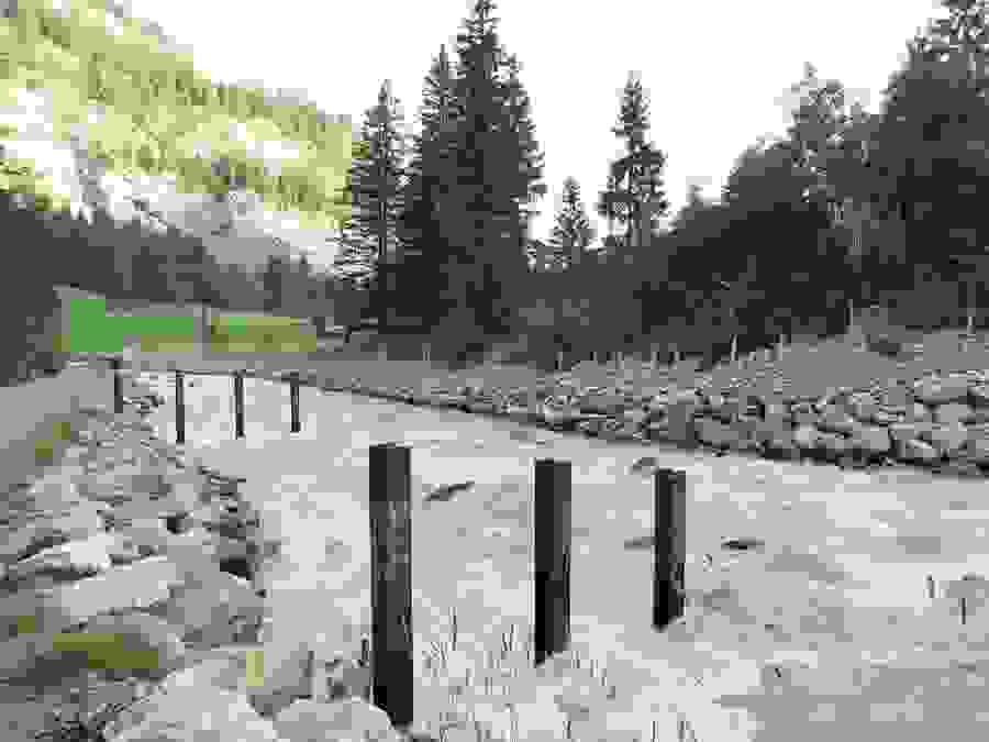 The effectiveness of the existing protective structures, such as the bank protective structures and alluvial wood rakes along the Kander River depicted here, was checked for the purpose of hazard assessment.