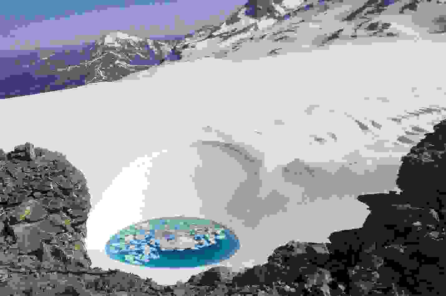 Vue sur le canal de glace et le moulin glaciaire à l’extrémité ouest du glacier.