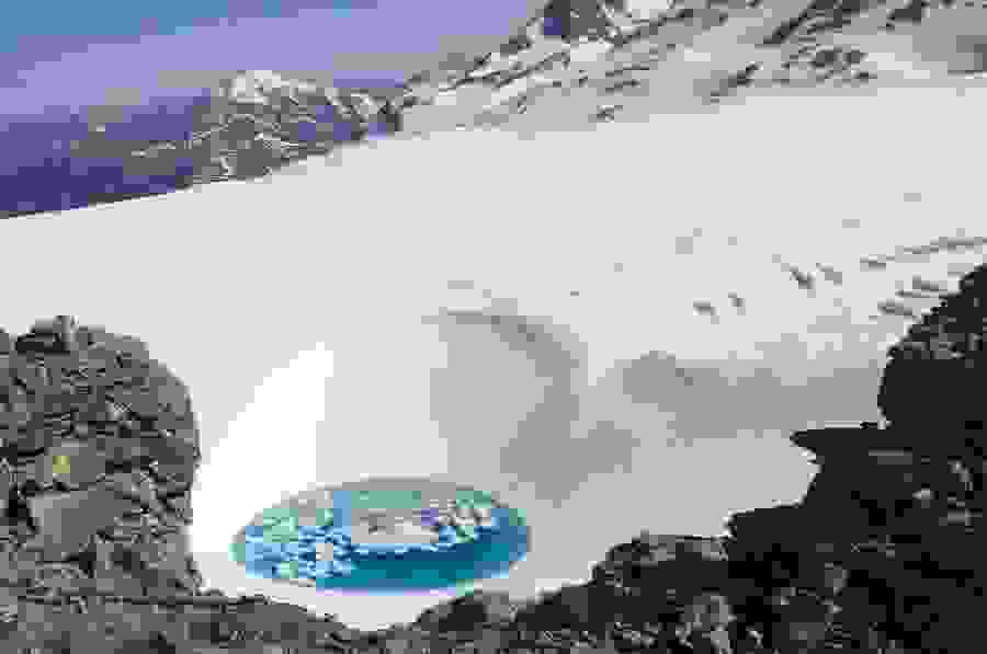 Vue sur le canal de glace et le moulin glaciaire à l’extrémité ouest du glacier.