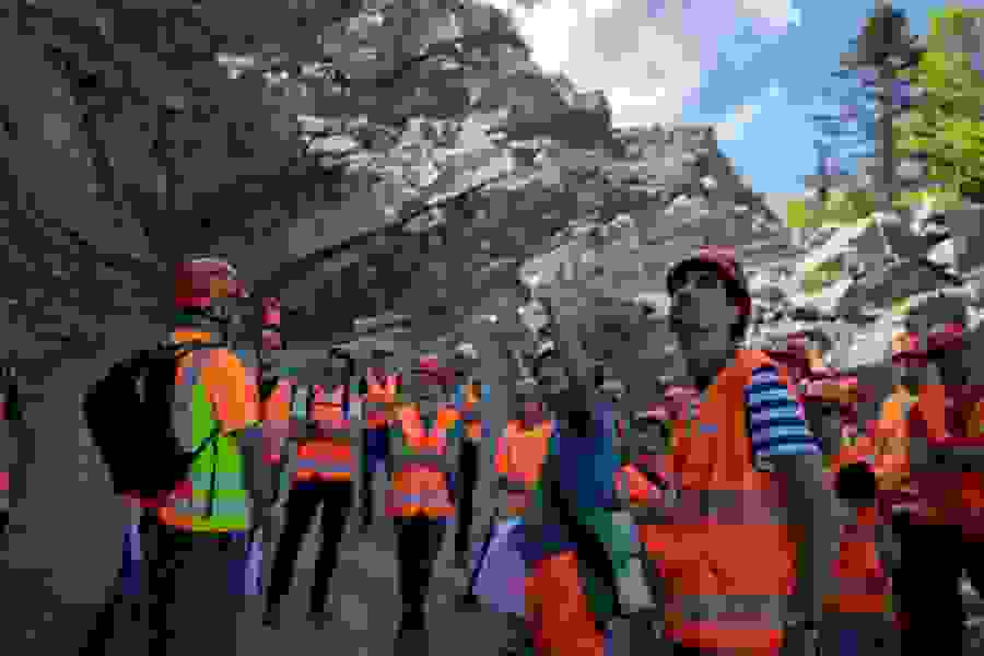 Les parois rocheuses abruptes illustrent les défis en matière de sécurité dans la carrière. 