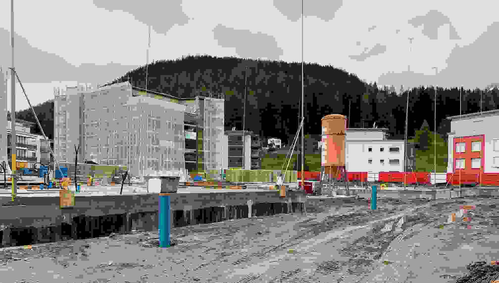 Die Erstellung der Rückgabebrunnen erfolgte in einer zweiten Etappe. Durch die vorgängigen Untersuchungen an der Sondierbohrung sowie die thermische Grundwassermodellierung konnte das finanzielle Risiko minimiert werden.