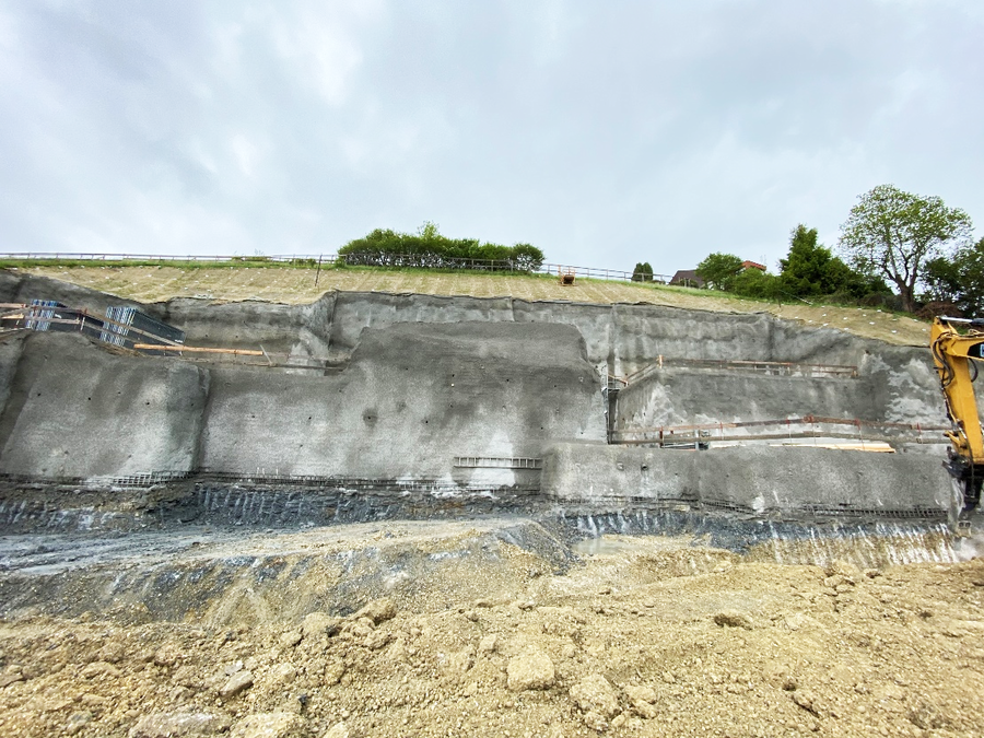 Im Bereich des Clusters 50 wurde oberhalb der eigentlichen Baugrubensicherung die Böschung mit armierten Erosionsschutzmatten und permanenten Nägeln auf bis zu 10 m Höhe projektiert und realisiert. Im Endzustand wird diese begrünt.