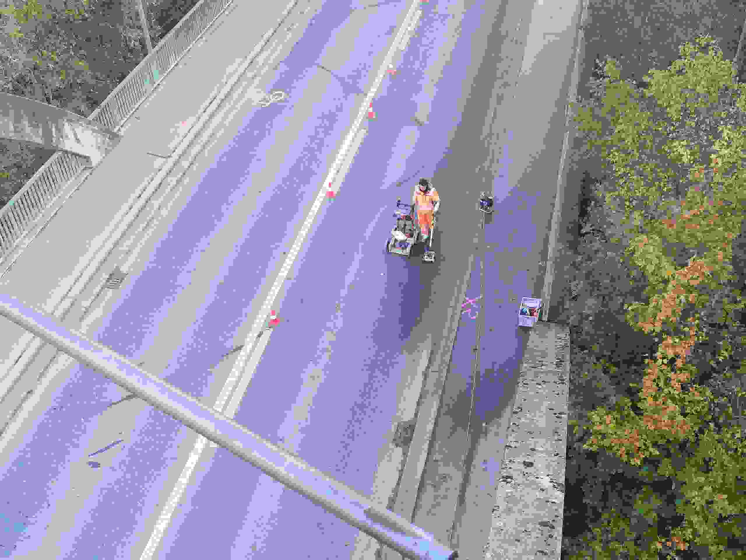 Die Brückenplatte wird mit dem 
Impuls-Radar entlang von parallel
verlaufenden Längsprofilen systematisch
abgescannt.
