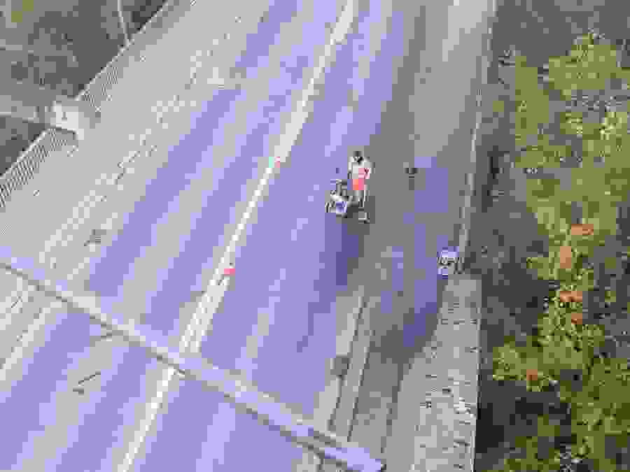 Die Brückenplatte wird mit dem 
Impuls-Radar entlang von parallel
verlaufenden Längsprofilen systematisch
abgescannt.
