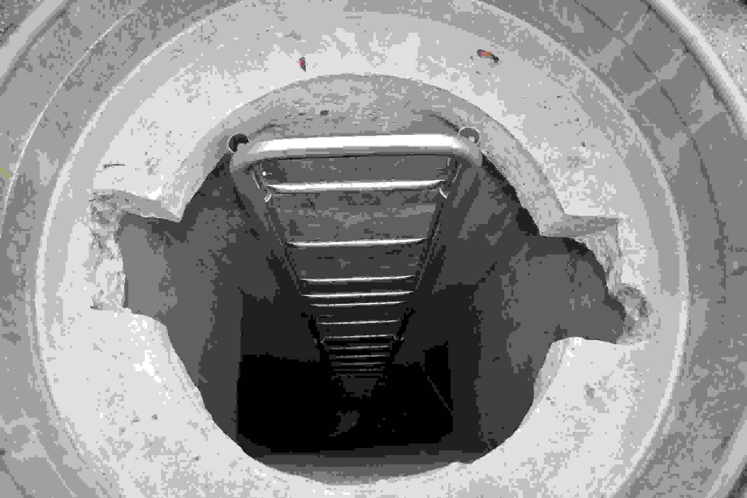 Der Eingang in die Unterwelt: Via Schacht gelangt man in die zwei Behälter des Reservoirs Pleer.