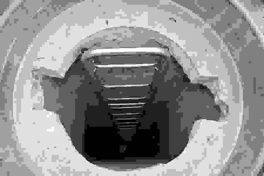 Der Eingang in die Unterwelt: Via Schacht gelangt man in die zwei Behälter des Reservoirs Pleer.