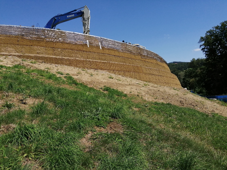 Für die Erschliessung der Baustelle sowie der Überbauung waren bis über 8 m hohe Aufschüttungen notwendig. Fundiert wurde das System Terramur auf im Felsuntergrund rückverankerten und gepfählten Betonriegeln.