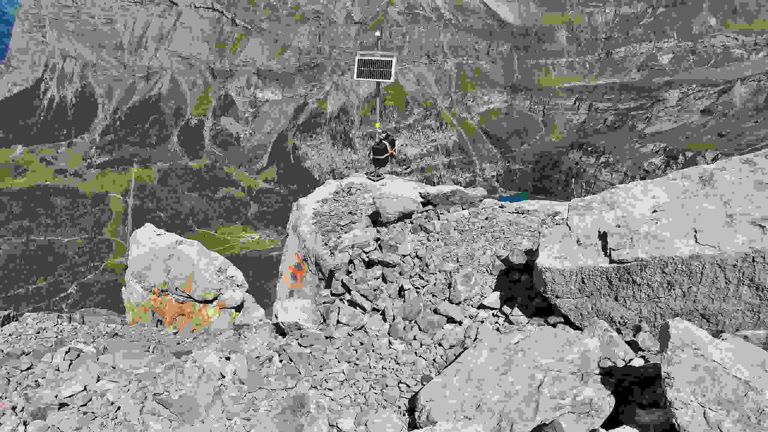 Mit GPS-Messstationen und Messspiegeln werden die Bewegungen am Spitzen Stein permanent überwacht.