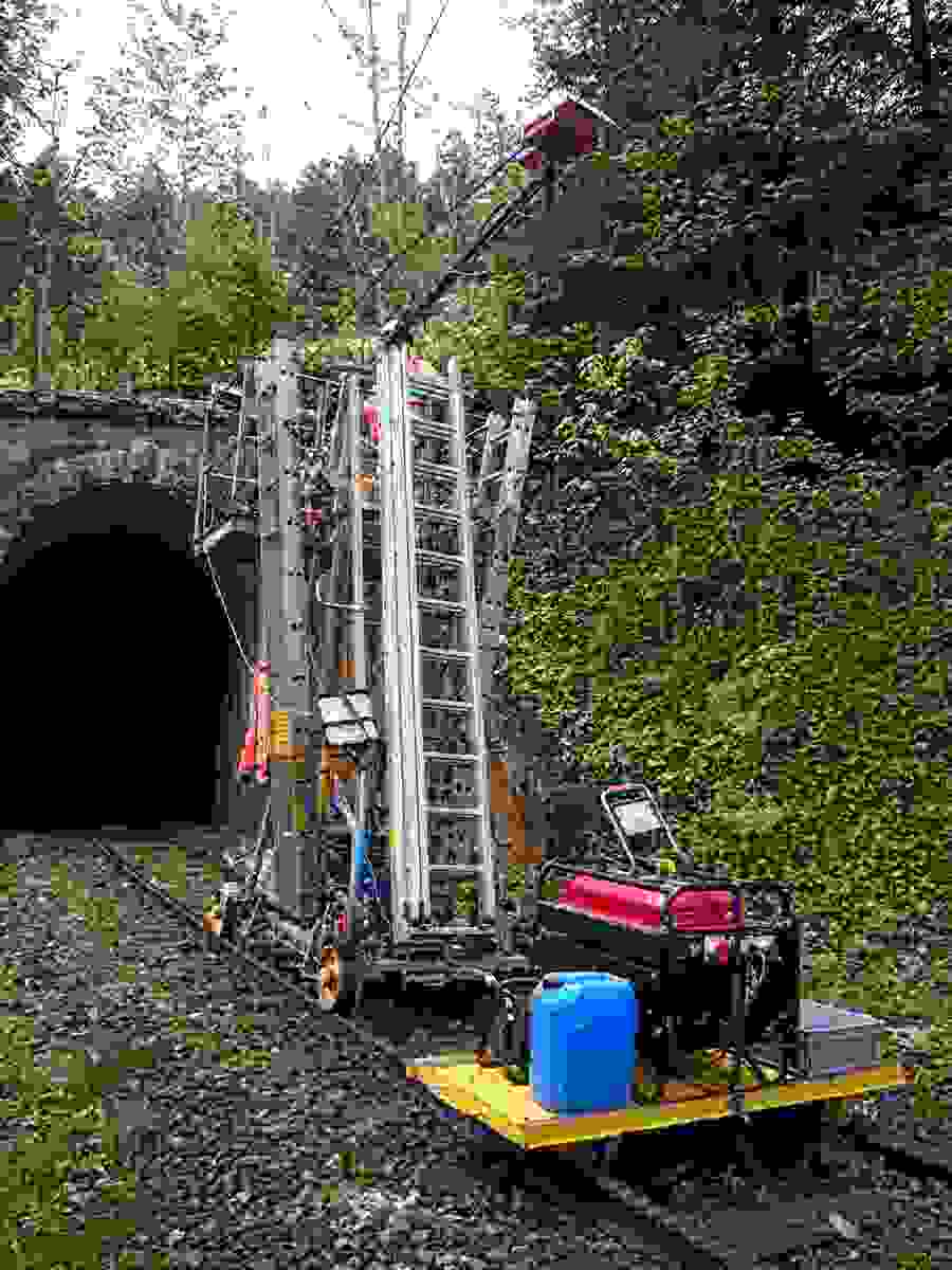Die Georadarausrüstung wird auf einen speziell für die Messung von Tunnelgewölben bestimmten Wagen montiert. 