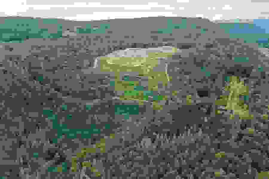 Flugaufnahme der aktiven Deponie Höli und der ehemaligen, renaturierten Deponie Lindenstock links im Hintergrund.